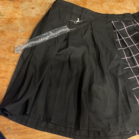 Social Collison Plus 2 Black & Pink Grid Split Chain Skirt - Picture 4 of 6